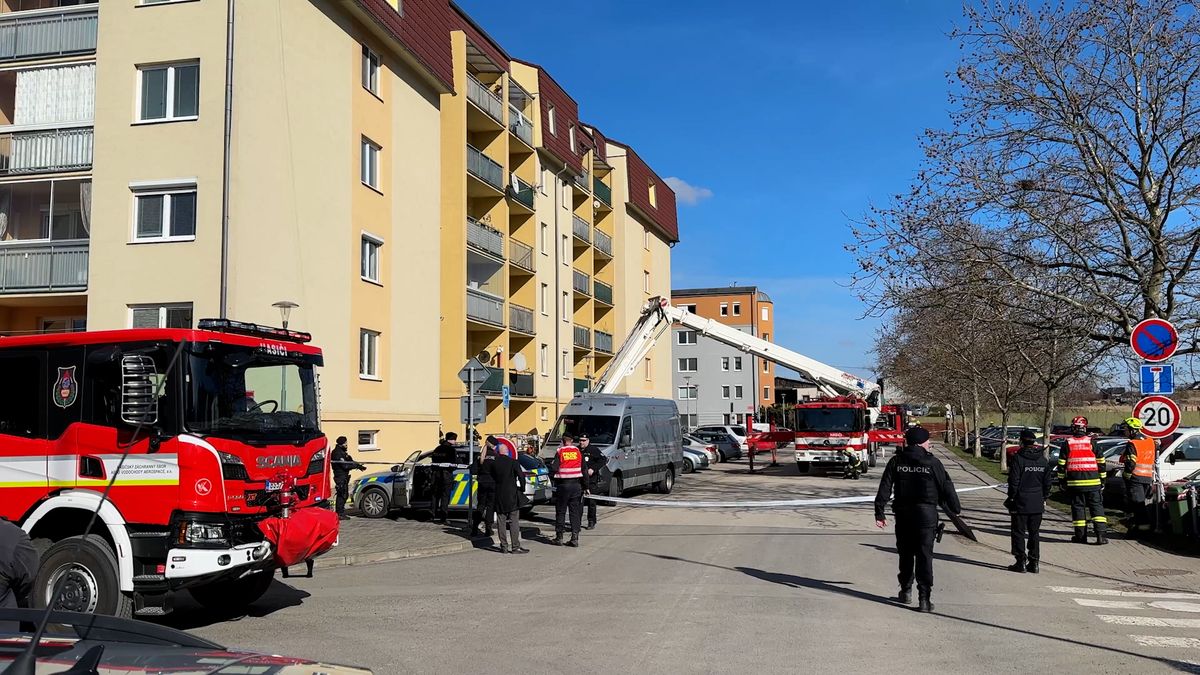 Muž hrozil explozí, evakuovaný panelák u Prahy prohledává pyrotechnik